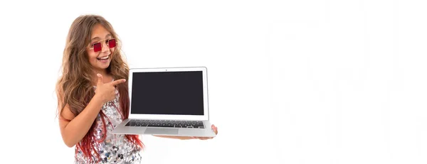 Schattig Klein Meisje Poseren Met Laptop Tegen Witte Achtergrond — Stockfoto