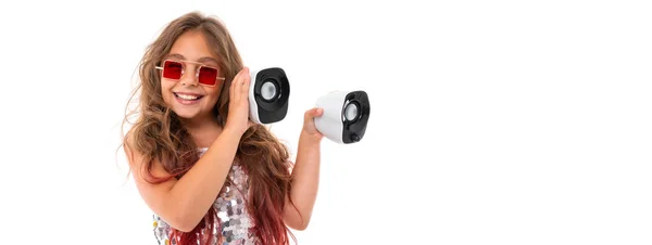 Hermosa Chica Posando Con Altavoces Sobre Fondo Blanco — Foto de Stock