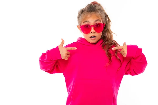 Bonito Menina Posando Contra Fundo Branco — Fotografia de Stock