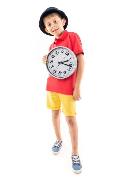 Kleiner Junge Mit Uhr Und Ball Isoliert Auf Weiß — Stockfoto