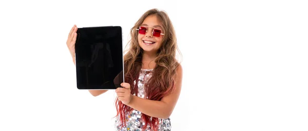Gyönyörű Lány Pózol Digitális Tabletta Ellen Fehér Háttér — Stock Fotó