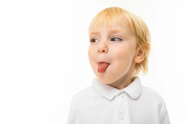 Kleine Jongen Poseren Tegen Witte Achtergrond — Stockfoto