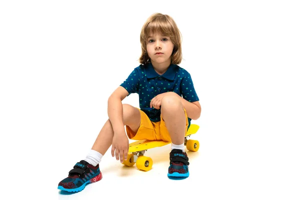 Anak Kecil Sporty Dengan Skate — Stok Foto