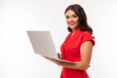 Dizüstü bilgisayarı olan kırmızı elbiseli güzel kadın. 
