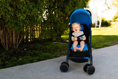 Parkta oyuncak arabasıyla gezen bir çocuk.