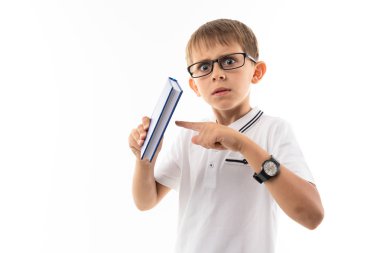 Beyaz deftere karşı yakışıklı çocuk.