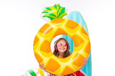 Plaj tarzında beyaz arka planda poz veren tatlı küçük kız.  