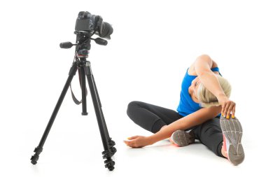 Beyaz arkaplana karşı poz veren sporcu video blogcusu 