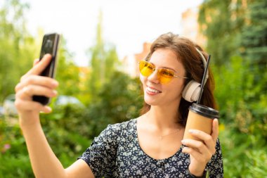 Beyaz arka planda poz veren küçük çocuk 