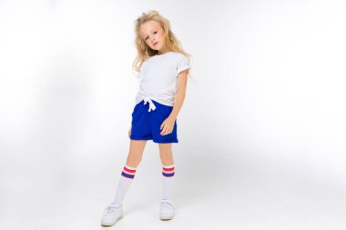 Stüdyoda poz veren tatlı sarışın kız. 