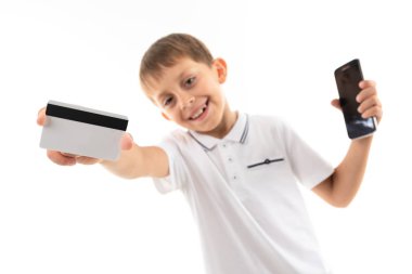 Kredi kartı ve akıllı telefonu olan duygusal çocuk. 