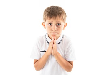 Stüdyoda beyazlara karşı poz veren sevimli küçük çocuk.