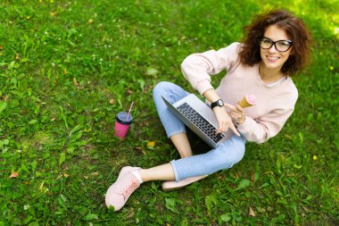 Dondurmalı, kahveli ve bilgisayarlı kız.