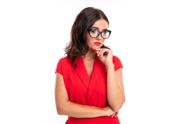 Kırmızı elbiseli kadın beyaz arka planda gözlüklü poz veriyor. 