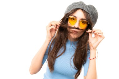 Şapkalı ve gözlüklü güzel bir kadın. 