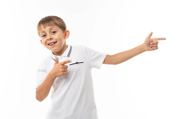 Emocional Bonito Menino Posando Contra Branco — Fotografia de Stock