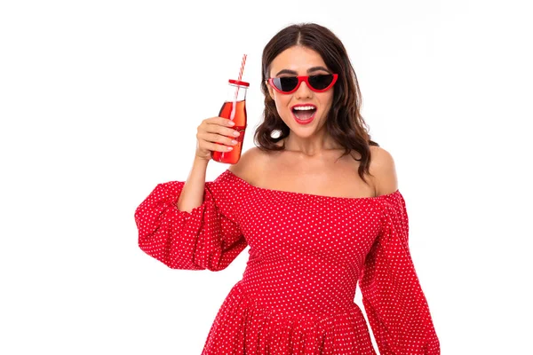 Mujer Vestido Rojo Posando Con Bebida Sobre Fondo Blanco — Foto de Stock