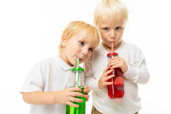 Zwei Kinder Trinken Limonade Und Posieren Vor Weißem Hintergrund — Stockfoto