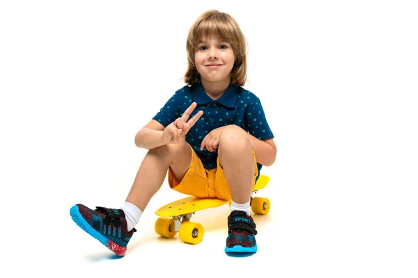 Niño Deportivo Con Patín —  Fotos de Stock