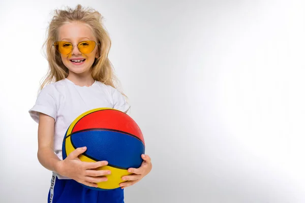 Carino Sportivo Bambina Posa Con Pallacanestro Palla — Foto Stock