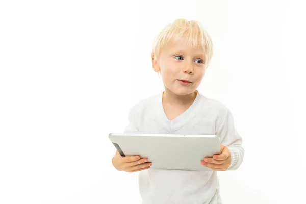 Schattig Jongetje Holding Tablet — Stockfoto