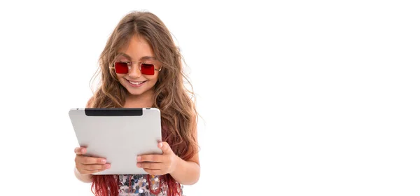 Panorama Uśmiechniętej Dziewczyny Kwadratowych Czerwonych Okularach Przeciwsłonecznych Czyta Coś Ekranie — Zdjęcie stockowe