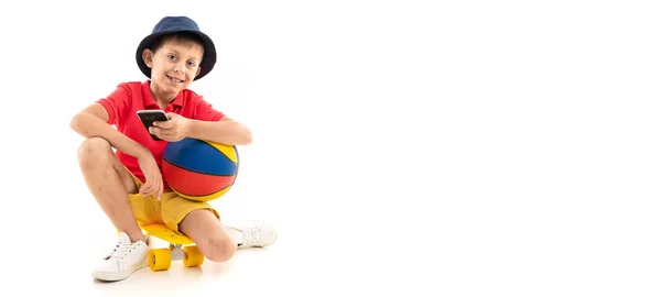 Anak Kecil Dengan Ponsel Duduk Skate — Stok Foto