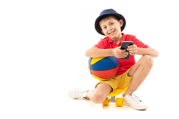 Kleiner Junge Mit Handy Auf Schlittschuhen — Stockfoto