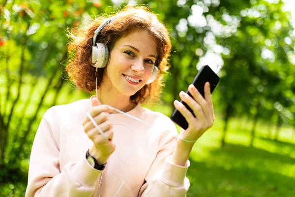 Jong Mooi Vrouw Luisteren Naar Muziek Buiten Tuin — Stockfoto
