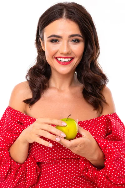 Mulher Vestido Vermelho Posando Com Maçã Contra Fundo Branco — Fotografia de Stock