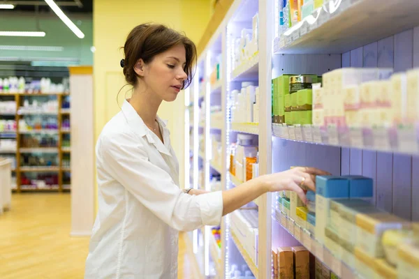 Kozmetik mağazasında güzel kadın satıcı