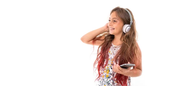 Panorama Menina Vestido Brilhante Com Grandes Fones Ouvido Brancos Ouvindo — Fotografia de Stock