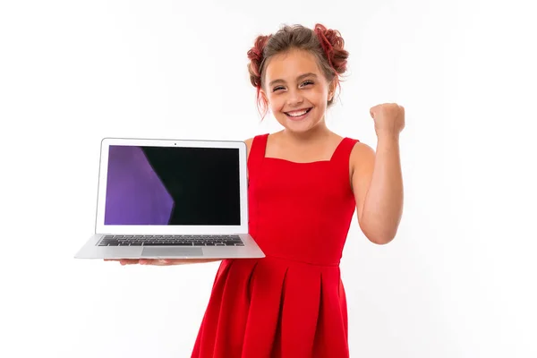Felice Bambina Con Laptop Isolato Bianco — Foto Stock