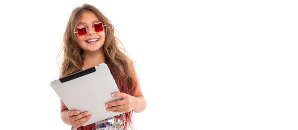 笑着的女孩 戴着方方正正的红色太阳镜 与白色背景隔离 手持平板屏风 — 图库照片