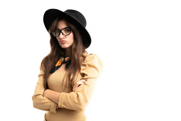 Hermosa Mujer Posando Estudio Contra Blanco Sombrero Gafas Graduadas —  Fotos de Stock