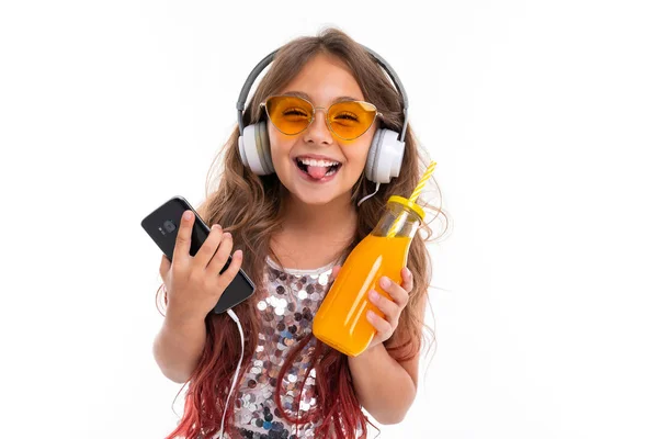 Menina Bonita Posando Com Fones Ouvido Telefone Celular Contra Fundo — Fotografia de Stock