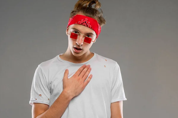 Guapo Emocional Adolescente Chico Posando Estudio Contra Gris — Foto de Stock