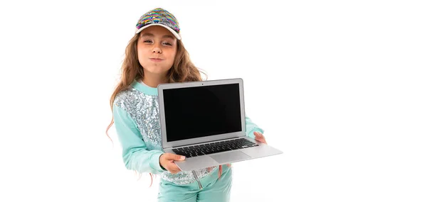 Cute Little Girl Pozowanie Laptopem Białym Tle — Zdjęcie stockowe