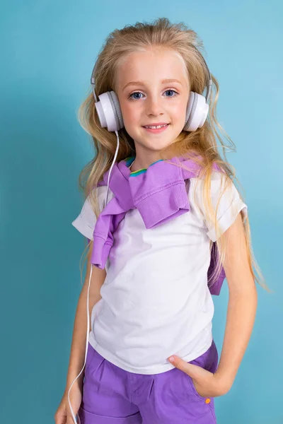 Nettes Kleines Mädchen Hört Musik — Stockfoto