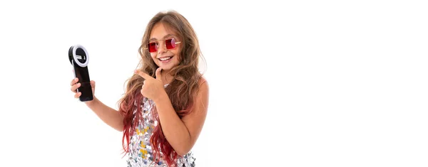 Menina Bonita Posando Com Telefone Celular Contra Fundo Branco — Fotografia de Stock