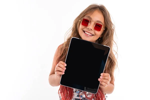 Hermosa Chica Posando Con Tableta Digital Sobre Fondo Blanco —  Fotos de Stock