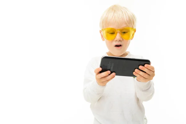 Lindo Niño Pequeño Con Teléfono — Foto de Stock