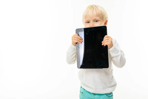 Schattig Jongetje Holding Tablet — Stockfoto