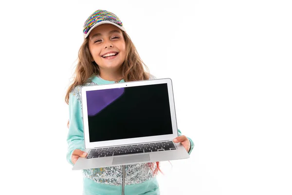 Schattig Klein Meisje Poseren Met Laptop Tegen Witte Achtergrond — Stockfoto