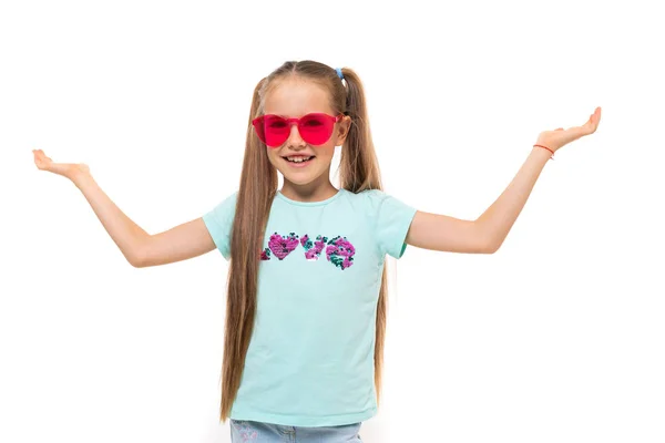 Gadis Kecil Bahagia Berkacamata Dengan Tangan Terangkat — Stok Foto