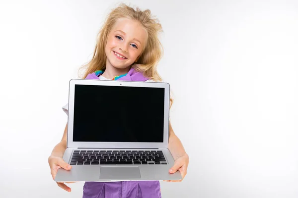 Klein Meisje Met Laptop — Stockfoto