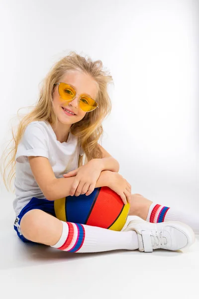 Niedliche Sportliche Kleines Mädchen Posiert Mit Basketballball — Stockfoto