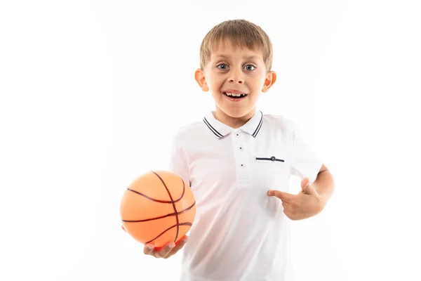 Liten Pojke Leker Med Bollen Isolerad Vit Bakgrund — Stockfoto