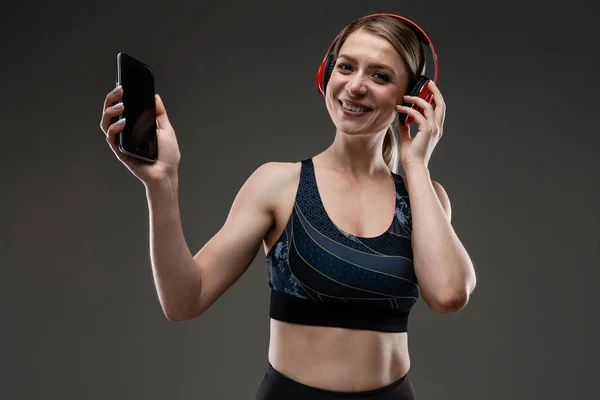 Beautiful Sportswoman Listening Music — Stock Photo, Image