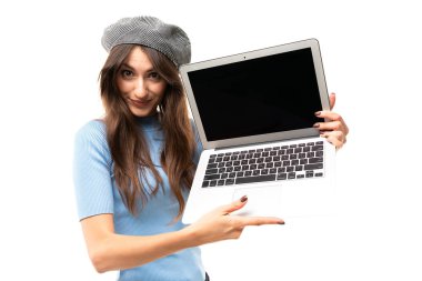 Dizüstü bilgisayarı olan güzel bir kadın. 